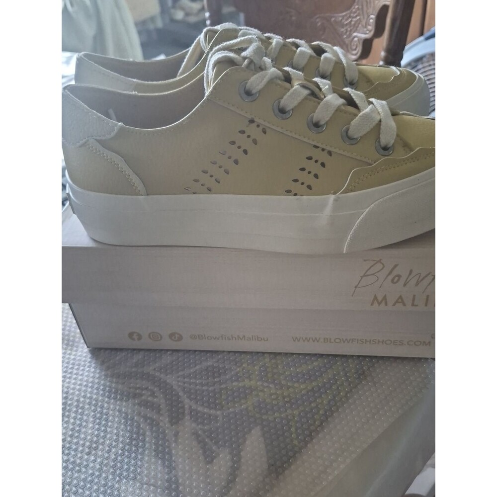 Malibu Box with Pale Beige and White Labeling